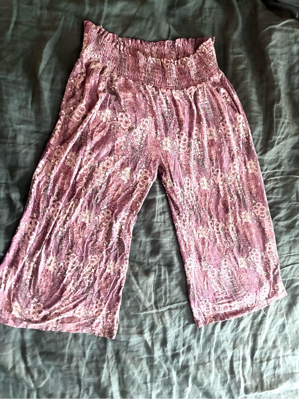 Kate Quinn Smocked Gaucho pants with pockets cropped size L purple floral